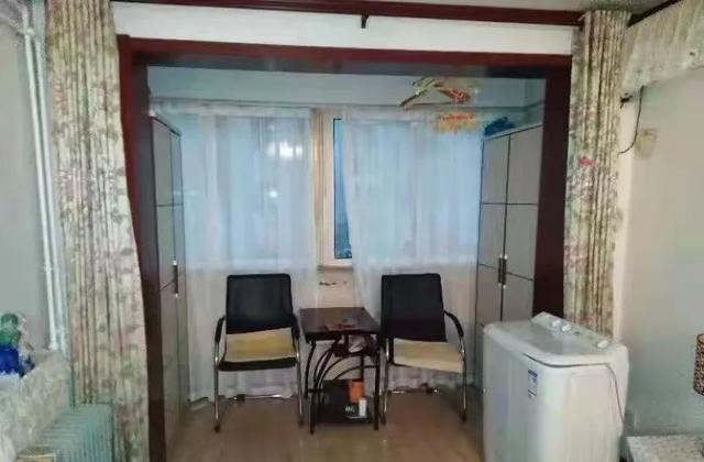 上四方小区 套一厅精装 南北向 拎包住 3楼 2万年 初次租 上四方小区 套一厅精装 南北向 拎包住 3楼 2万年 初次租