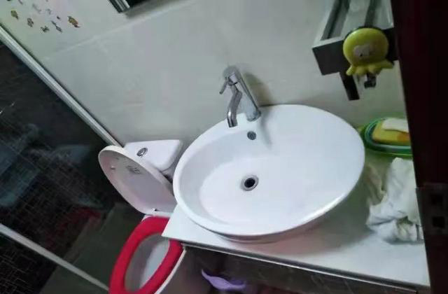 上四方小区 套一厅精装 南北向 拎包住 3楼 2万年 初次租 上四方小区 套一厅精装 南北向 拎包住 3楼 2万年 初次租