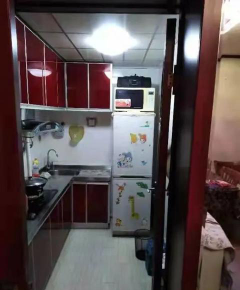 上四方小区 套一厅精装 南北向 拎包住 3楼 2万年 初次租 上四方小区 套一厅精装 南北向 拎包住 3楼 2万年 初次租