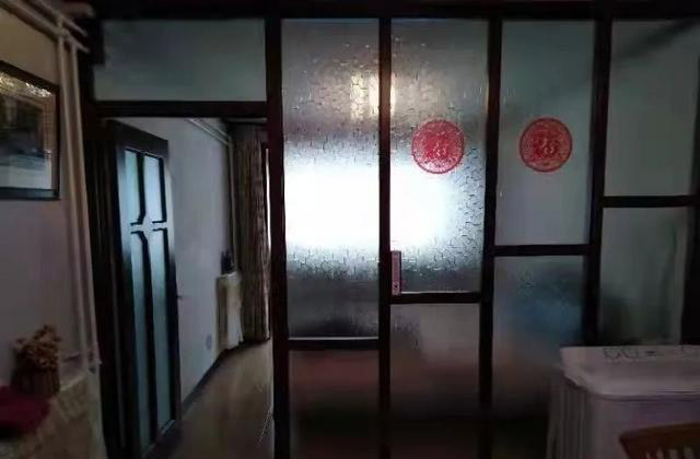 上四方小区 套一厅精装 南北向 拎包住 3楼 2万年 初次租 上四方小区 套一厅精装 南北向 拎包住 3楼 2万年 初次租